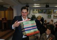 Сладкие подарки ветеранам от депутата Е. Стекачева  вручает М. Номоконов