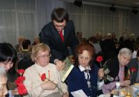 Сладкие подарки ветеранам от депутата Е. Стекачева  вручает К. Усольцев